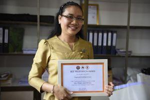 PhD student Maliphone Douangphachanh presents best speaker award.JPG 
