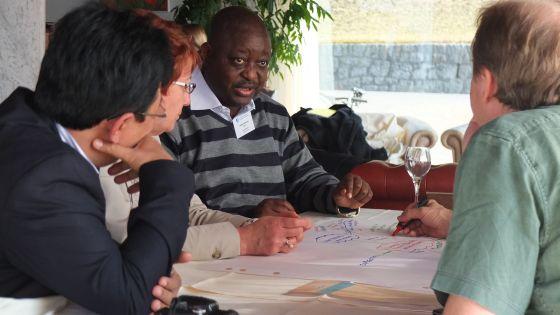 participants discussing at r4d Forum 2015